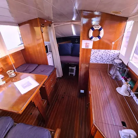 Bateau-hôtel Bateau *